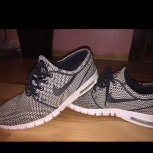 Black & White Nike Roshe